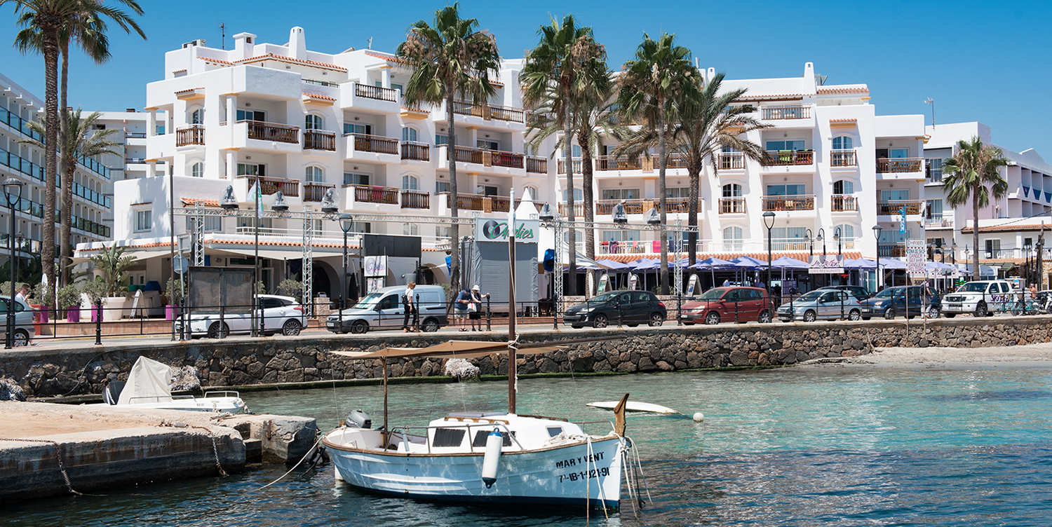 Apartamentos Es Cañé on the seafront in Es Canar